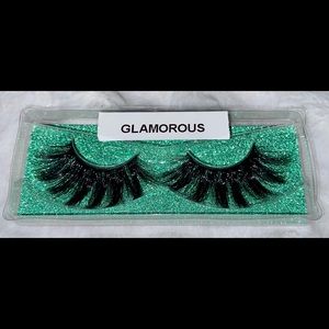 The “Glamorous” lash set